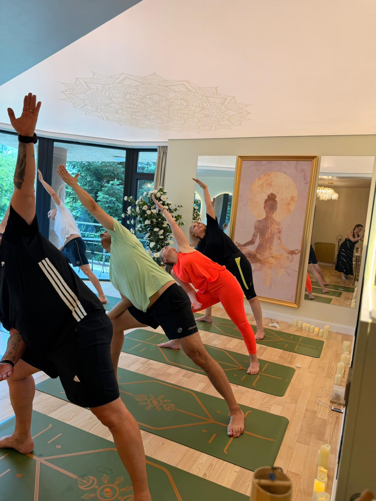 Clasă de yoga la House of Aya, în București